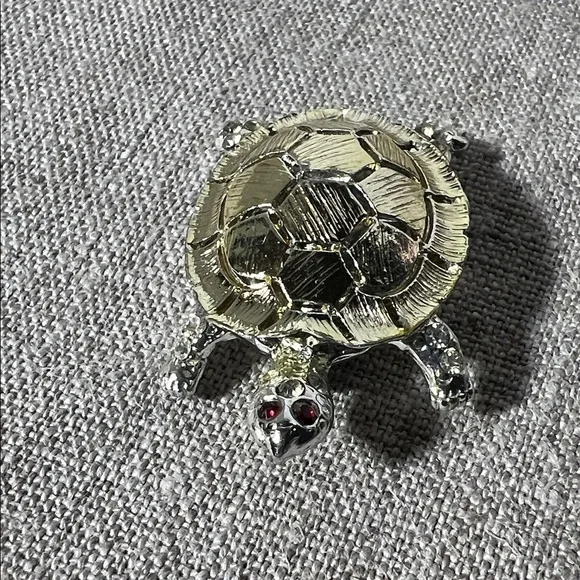Silvertone Turtle Brooch Red eyes. WA490 - Picture 5 of 6